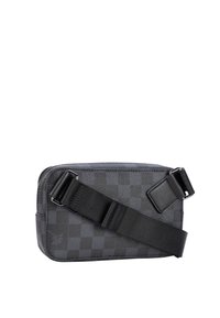 Czarna torba w kratę o gładkiej teksturze powierzchni, z zamkiem błyskawicznym i regulowanym paskiem z nylonu z metalowymi ozdobami.