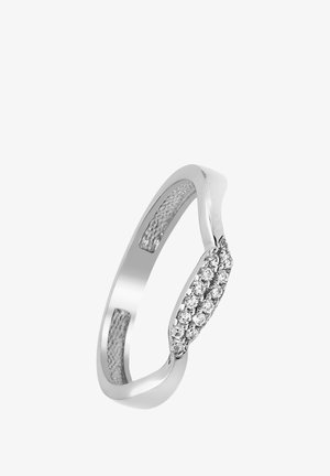 Bague en argent avec une bande lisse et un intérieur texturé, ornée d'une rangée de petits cristaux clairs à l'avant.