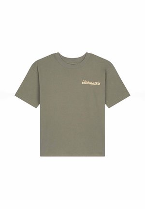 Camiseta de manga corta color verde oliva con cuello redondo y pequeño logo de texto beige "Elevenparis" en el pecho izquierdo.