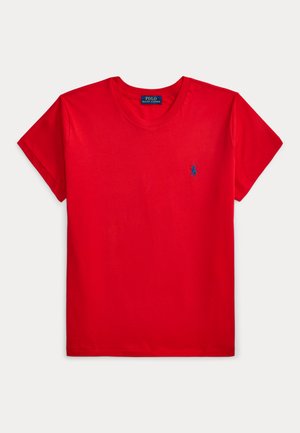 T-shirt rouge à manches courtes et col rond avec petit logo Polo Ralph Lauren bleu brodé sur la poitrine gauche.