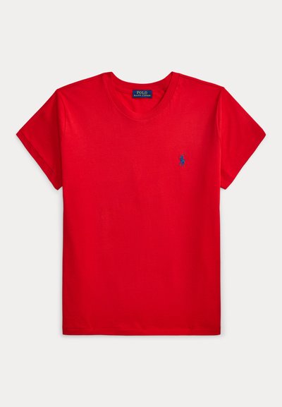 Κόκκινο t-shirt με κοντά μανίκια και στρογγυλή λαιμόκοψη με μικρό μπλε λογότυπο Polo Ralph Lauren κεντημένο στο αριστερό στήθος.