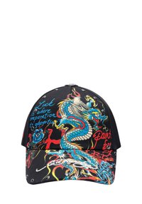Cappellino da baseball nero con un design di drago blu, fiamme colorate e testo. Presenta borchie metalliche lungo il bordo, materiale in cotone.