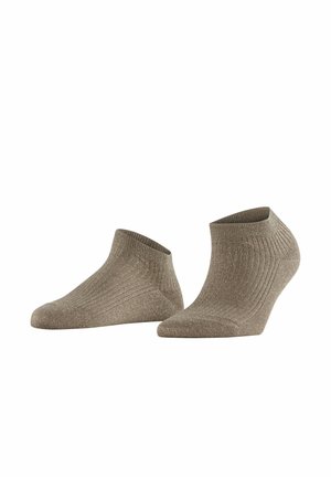 Paar braune, gerippte Knöchelsocken mit metallischem Fadendetail, dargestellt auf unsichtbaren Fußformen vor weißem Hintergrund.