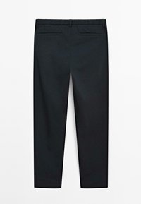 Pantalons noirs ajustés avec passants de ceinture et deux poches passepoilées à l'arrière, présentés à plat sur un fond blanc.