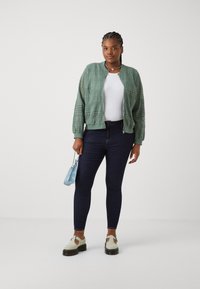 Vero Moda Curve VMCHONEY JACKET - Bomber bunda - laurel wreath