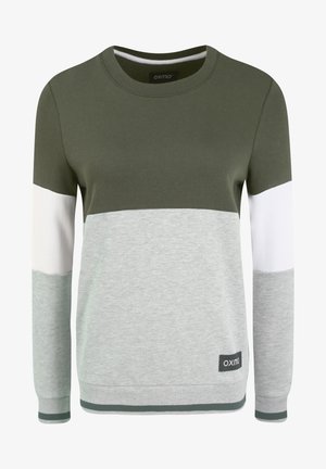 Pamutból készült, kerek nyakú pulóver, zöld, szürke és fehér vízszintes színblokkokkal, valamint egy kis logó címkével az alsó bal oldalon.