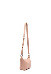 Borsa a tracolla in pelle rosa con una tracolla regolabile, forma rotonda, texture liscia e una piccola embellishment con logo sulla parte anteriore.