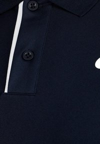 Marineblauwe poloshirt van een gestructureerde stof, met een drieknoopsluiting en een witte accentstreep langs de kraag.