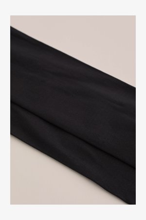 Czarna tkanina, miękka w dotyku, układająca się w fałdy, charakteryzująca się gładkim wykończeniem i jednolitym kolorem, odpowiednia do różnych typów odzieży.
