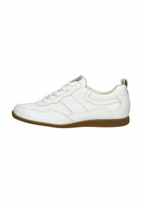 Sneaker bianca in pelle con superficie texturizzata, suola in gomma marrone piatta, design con lacci e piccolo tallone sul retro.