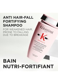 Kérastase Genesis sjampoflaske, rosa med svarte og sølvfargede detaljer, oval form, med produktdetaljer i fet typografi.