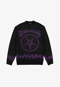 Svart stickad tröja med lila flammmönster i nederkanten, med en central pentagram och kedjemönster med gotisk skrift ovanför.