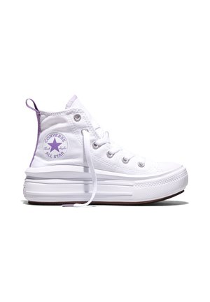 Baskets montantes blanches Converse avec semelle épaisse, logo étoile violet à la cheville et détails violets au talon et sur la languette.