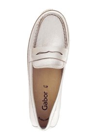 Metalen zilveren loafers met een leren bovenkant, gestikte details en een gladde afwerking. Heeft een lichte verhoogde accent op het teengebied.