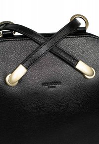 Borsa a mano nera in pelle con superficie testurizzata, dotata di hardware con tonalità dorata e cinturini incrociati. "Hexagona Paris" è impresso all'esterno.
