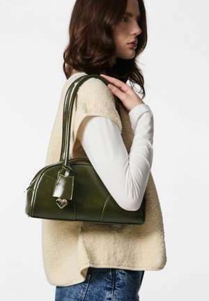 Olijfgroene leren handtas met een gebogen vorm, een schouderriem en een klein label; beschikt over een glanzende afwerking en subtiele stiksel details.