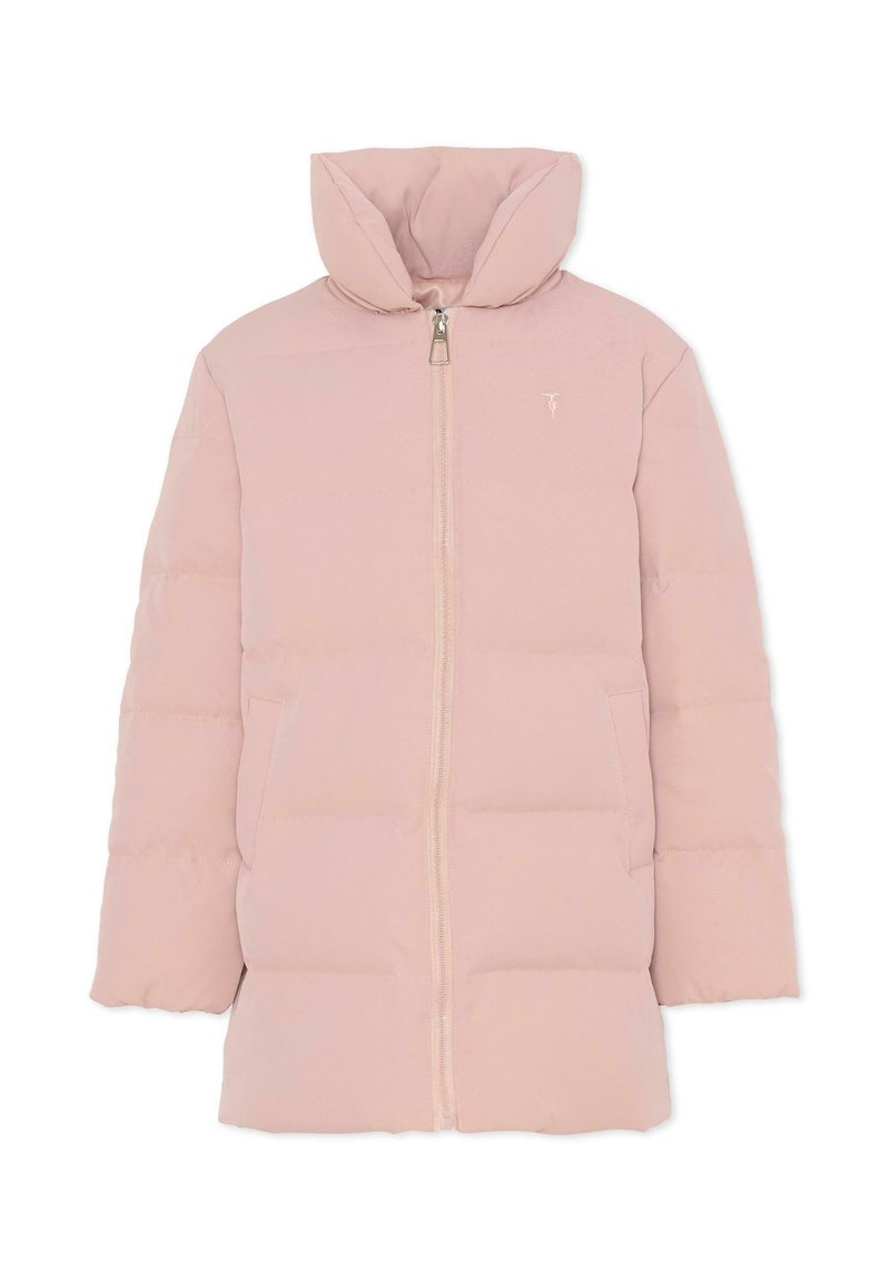 Manteau rembourré rose avec un col haut, fermeture éclair intégrale et poches latérales. Le tissu semble lisse avec un motif matelassé horizontal.