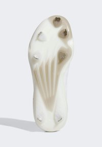 Valkoinen urheilukengän pohja, jossa on useita naulakkoja, teksturoitu muotoilu ja virtaviivainen muoto. Sisältää kontrastivärisen läpinäkyvän osan ja valutusreikiä.