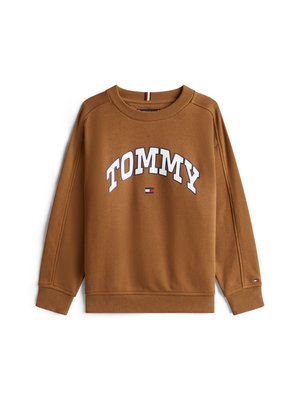 Smeđi dukserica s natpisom "TOMMY" ispisanim bijelom bojom, okrugli izrez, rebraste manžete, i mali logotip na donjoj strani. Mekana tekstura.