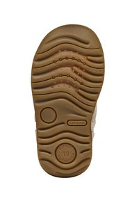 Suela de zapato de goma con un patrón de banda de rodadura ondulado, color marrón claro y marcas de acolchado; presenta un emblema circular etiquetado "GEOX" y "ACOLCHADO SUAVE".