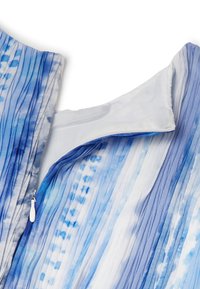 Tela de vestido azul con un patrón que presenta rayas verticales en diferentes tonos de azul, con un detalle de cremallera blanca en el escote.