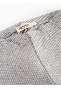 Pantaloni per bambini in tessuto a coste grigi con cintura elastica; presenta un'etichetta con la scritta "MarMar Copenhagen" e la taglia '5Y'.