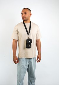 Johnny Urban JUNO - Mobiltaske - black