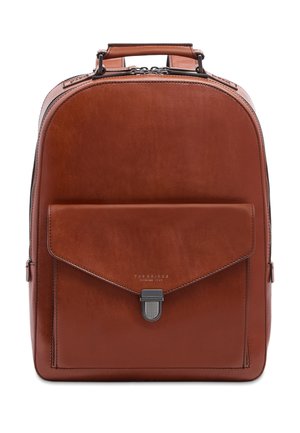 Zaino in pelle marrone con tasca frontale con patta fissata da una fibbia metallica e maniglia superiore con chiusura a zip.