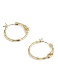 Boucles d'oreilles en or avec une finition lisse, dotées d'une fermeture à charnière et de petits accents en diamant pour plus de détails. Forme circulaire, design léger.