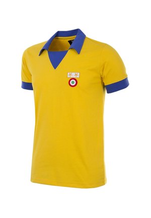 Geel polo shirt met korte mouwen, blauwe kraag, V-hals en geborduurd embleem met twee sterren en een cirkelvormig detail van de Italiaanse vlag.