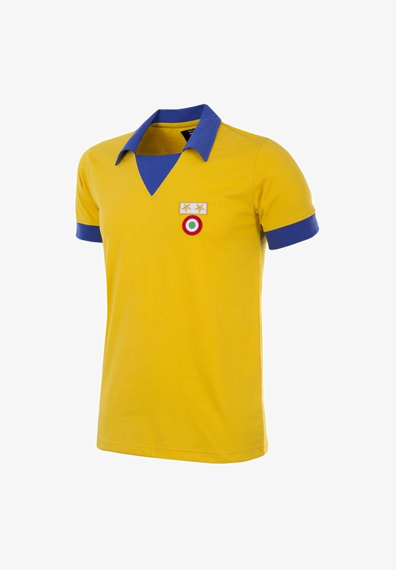 Geel polo shirt met korte mouwen, blauwe kraag, V-hals en geborduurd embleem met twee sterren en een cirkelvormig detail van de Italiaanse vlag.