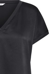 T-shirt noir à manches courtes avec col en V, en tissu lisse et coutures visibles le long de l'encolure et des manches.