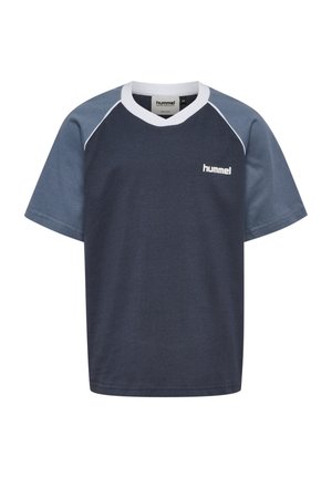 Koszulka sportowa z krótkim rękawem, granatowym korpusem, jaśniejszymi niebieskimi rękawami, białym kołnierzem w kształcie litery V i logo "hummel" na piersi.