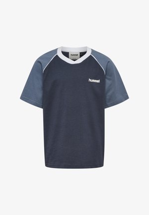 Kortærmet sportsskjorte med navyblå krop, lysere blå ærmer, hvid V-hals og "hummel"-logo på brystet.
