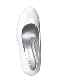 Chaussure à talon haut en cuir verni blanc avec un bout arrondi et un intérieur argenté, dotée d'une finition lisse et brillante.