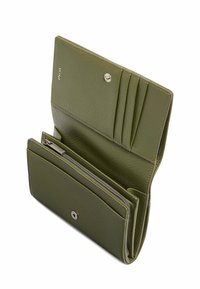 Cartera de piel verde con múltiples ranuras para tarjetas, un compartimento con cremallera y cierre a presión; superficie texturizada e interior ordenado.