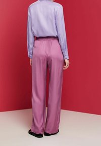Fialový saténový dlouhý rukáv tričko zkombinované s elastickým pasem růžové saténové široké kalhoty, s jemným leskem a jednobarevným designem.