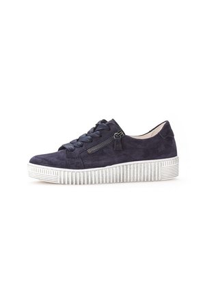Baskets en suède bleu marine avec une épaisse semelle blanche striée, de larges lacets et une fermeture éclair décorative sur le côté.