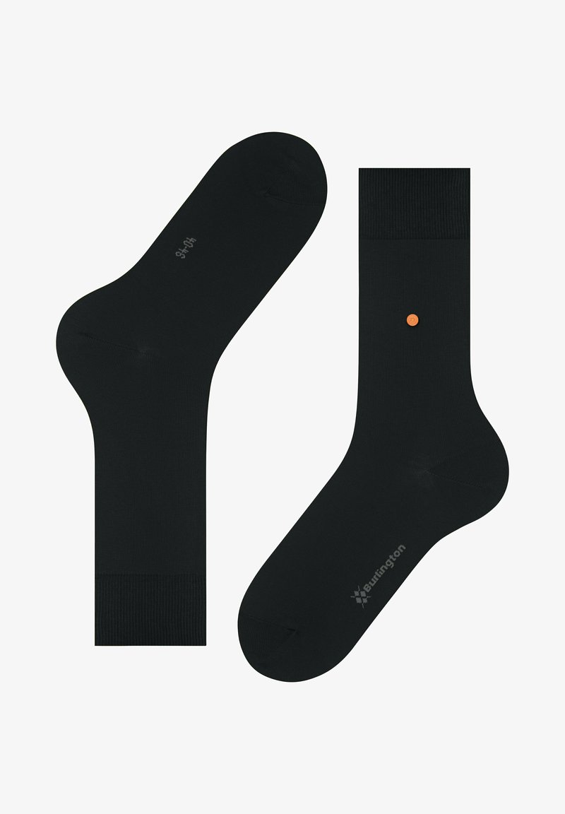 Sort sokkessæt med en glat tekstur, en ribbet kant og en orange accentprik; forstærket tå og hæl for holdbarhed.