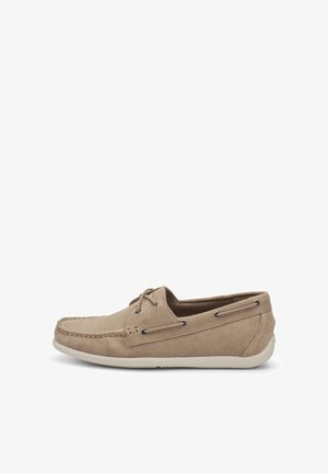 Mocasín de ante marrón claro con cordones en la parte frontal, ojales metálicos, puntera cosida y suela de goma blanca, mostrado de perfil.