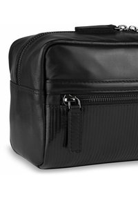 Neceser de cuero negro con acabado texturizado, cierre de cremallera, bolsillo lateral y un pequeño asa en la parte superior para facilitar el transporte.