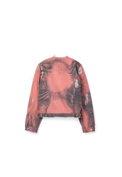 Vue arrière d'une veste en denim rouge délavée et usée, avec des ombrages noirs et des déchirures sur les manches et le dos.