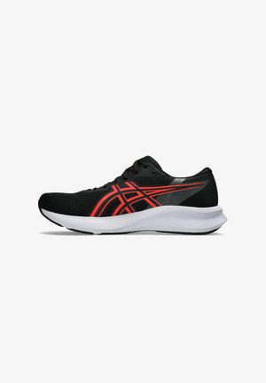 Baskets de sport noires avec des accents rouges et gris, supérieure en tissu texturé, semelle blanche rembourrée et design épuré pour la performance.