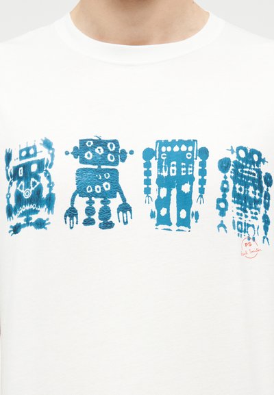 Τέσσερις στυλιζαρισμένες μπλε ρομποτικές απεικονίσεις με διάφορα σχήματα και λεπτομέρειες, τυπωμένες σε λευκό μπλουζάκι με στρογγυλή λαιμόκοψη.
