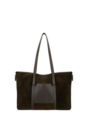 Bolso tote de ante marrón oscuro de tamaño medio grande con asas de cuero texturizado y bolsillo delantero, cierres de cremallera en los laterales y pequeño logotipo en el frente.