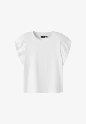 Wit shirt met korte mouwen en ruches aan de mouwen, een ronde hals en een zwart maatlabel aan de binnenkant van de kraag.