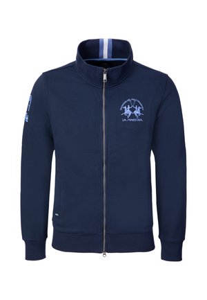 Giacca blu navy con zip e collo alto, logo La Martina con due giocatori di polo sul petto e dettaglio a righe all'interno del collo.
