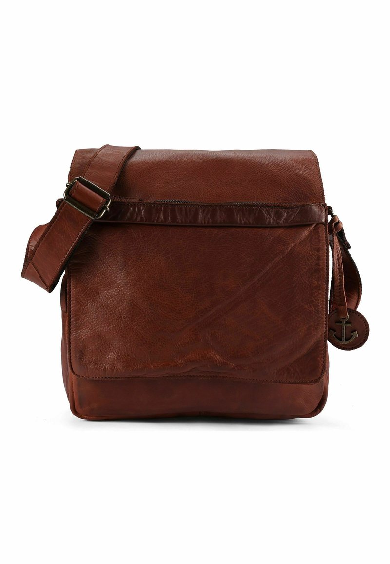 Borsa a tracolla in pelle marrone con patta, tracolla regolabile, tasca con cerniera e dettaglio charm a forma di ancora circolare. Superficie strutturata.