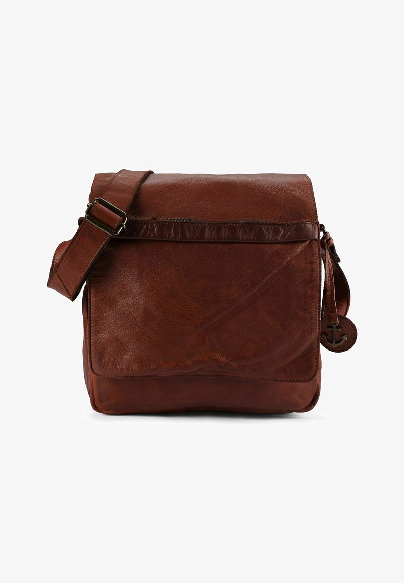 Borsa a tracolla in pelle marrone con patta, tracolla regolabile, tasca con cerniera e dettaglio charm a forma di ancora circolare. Superficie strutturata.