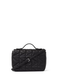Borsa a mano in pelle nera con superficie trapuntata e texture a forma di diamante. Include un manico superiore e una tracolla regolabile e staccabile.